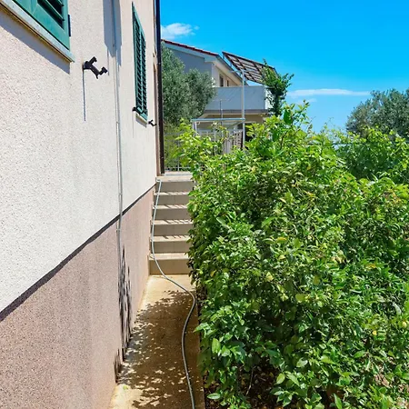With Parking Space Zecevo Rtic, - 25680 דירה