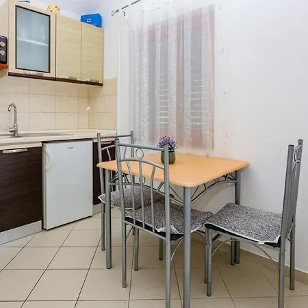 With Parking Space Zecevo Rtic, - 25680 דירה