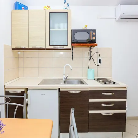 With Parking Space Zecevo Rtic, - 25680 דירה רוגוזניצה